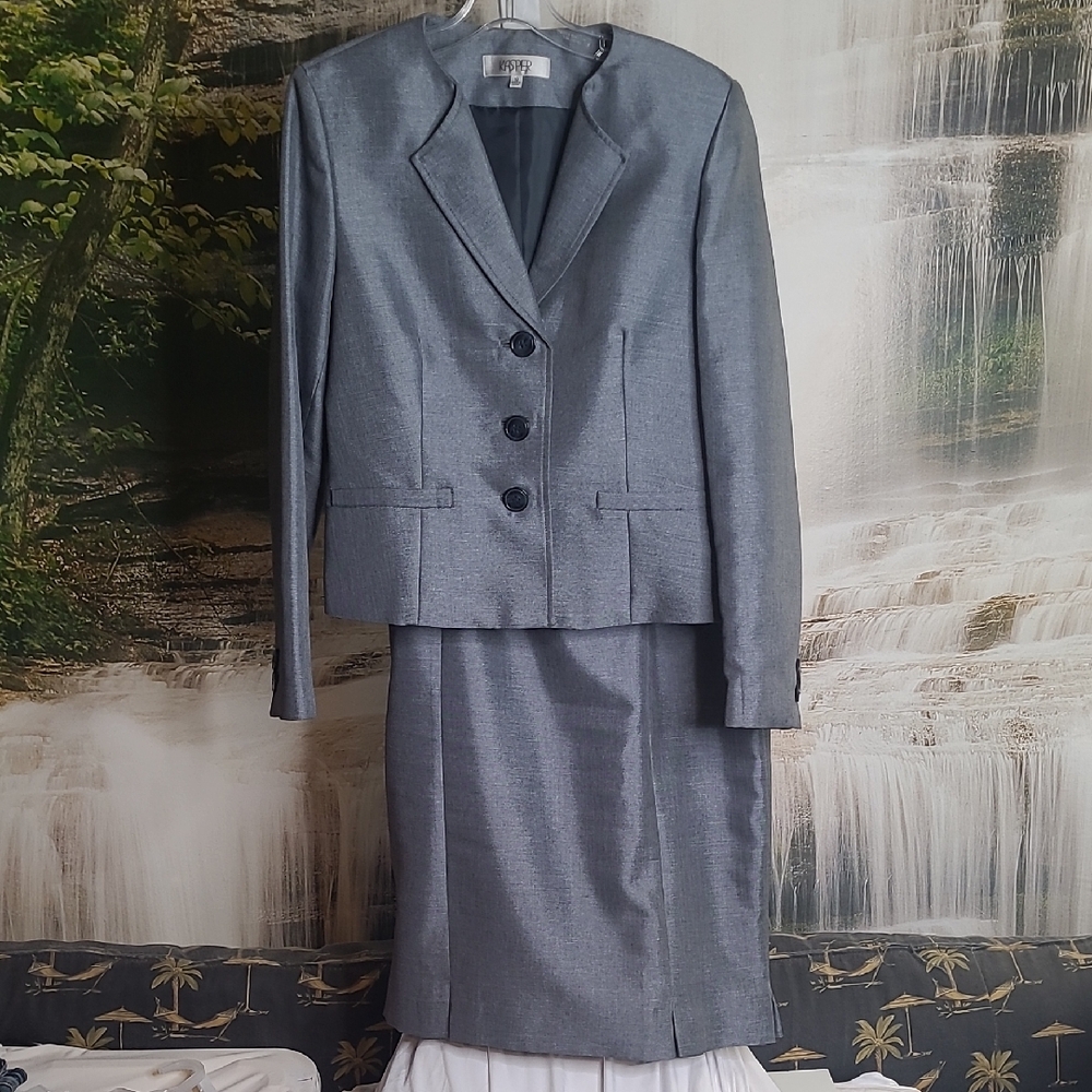 Kasper Womens 10 charcoal power suit skirt set with business suit coat jacket